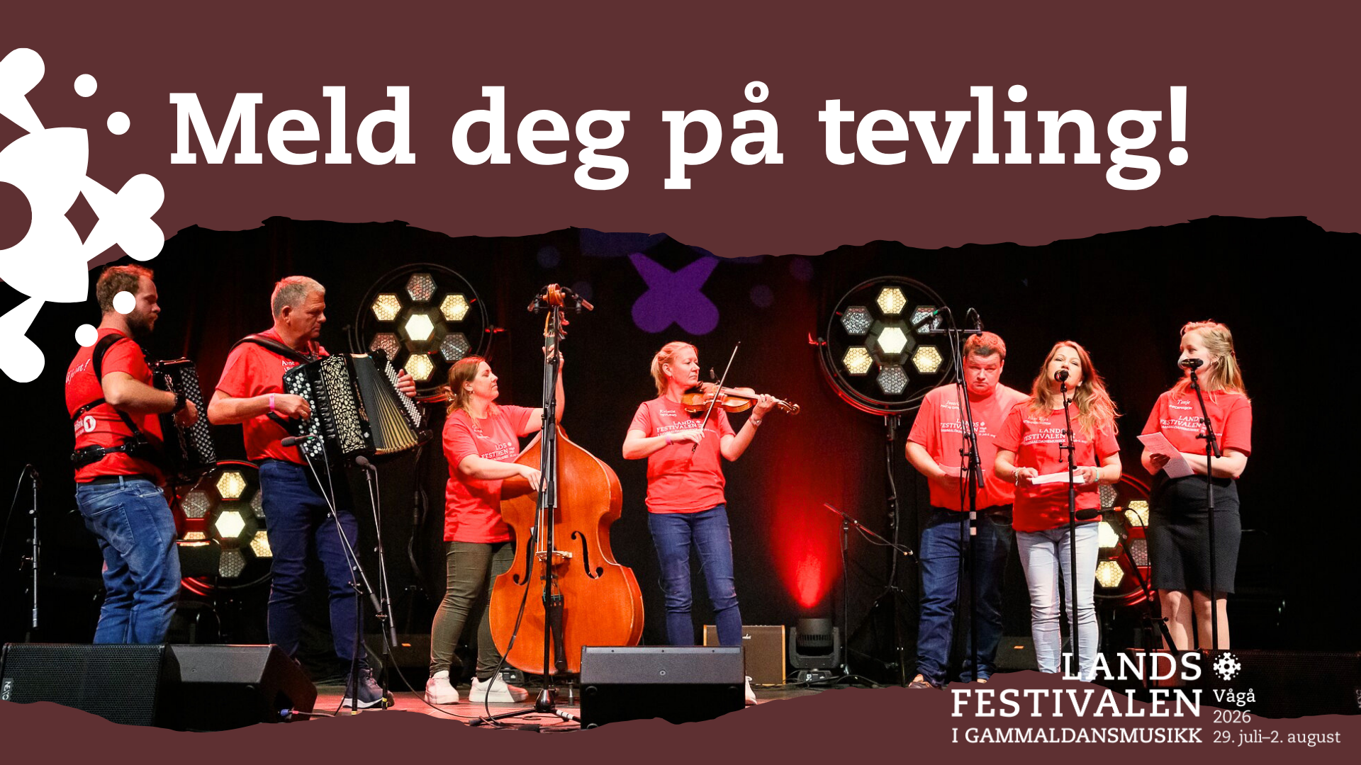 Folkemusikarar i raud bunad på scena under Landsfestivalen i gammaldansmusikk, med oppmodinga «Meld deg på tevling!»