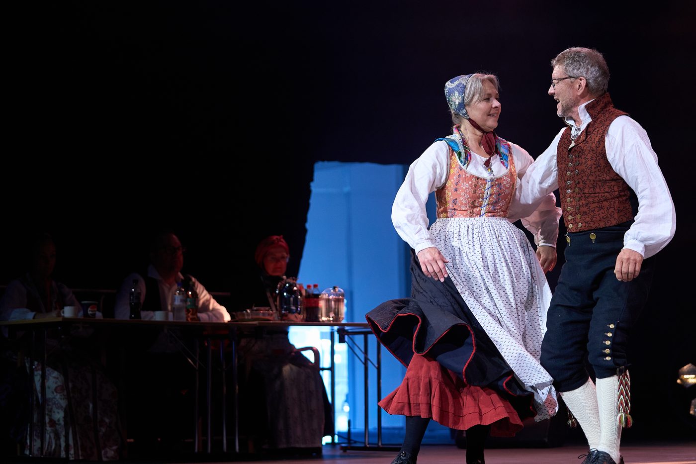 Martin Myhr og Margrete Nordmoen dansar fele på Landskappleiken 2026