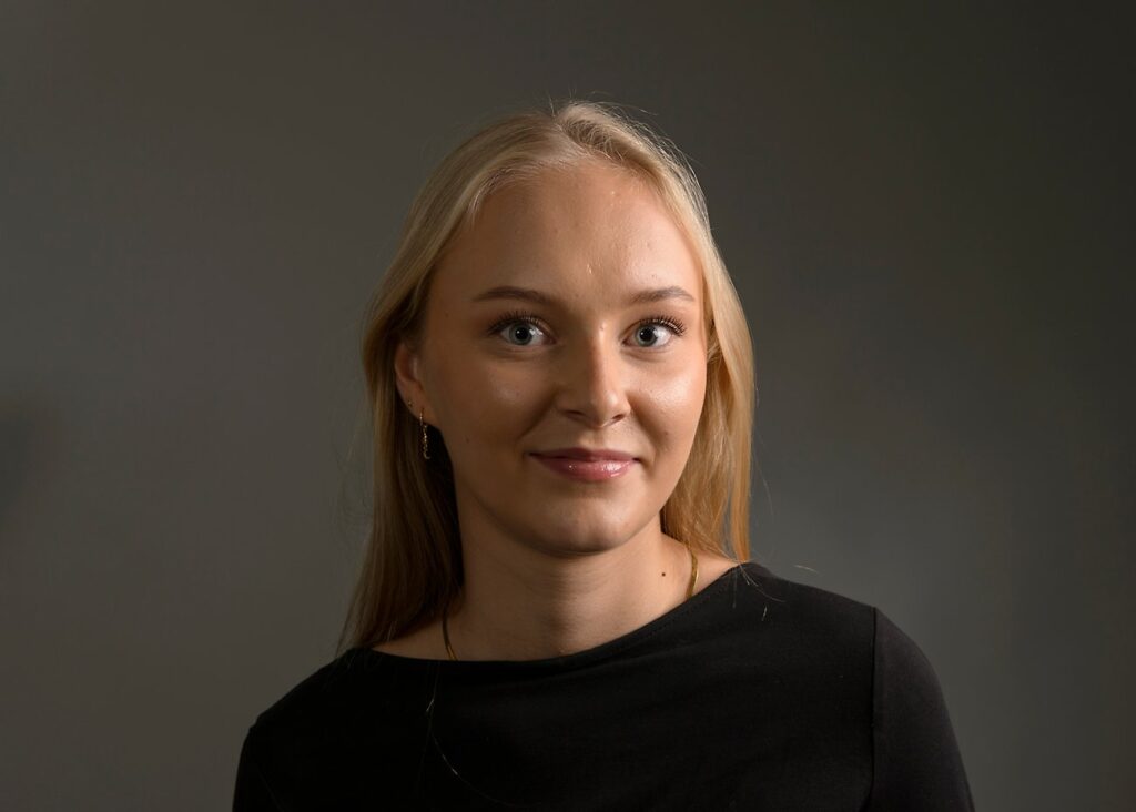 Portrett av Andrea Søgnen, folkemusikar og leiar for Landsfestivalen i gammaldans i Ål 2028